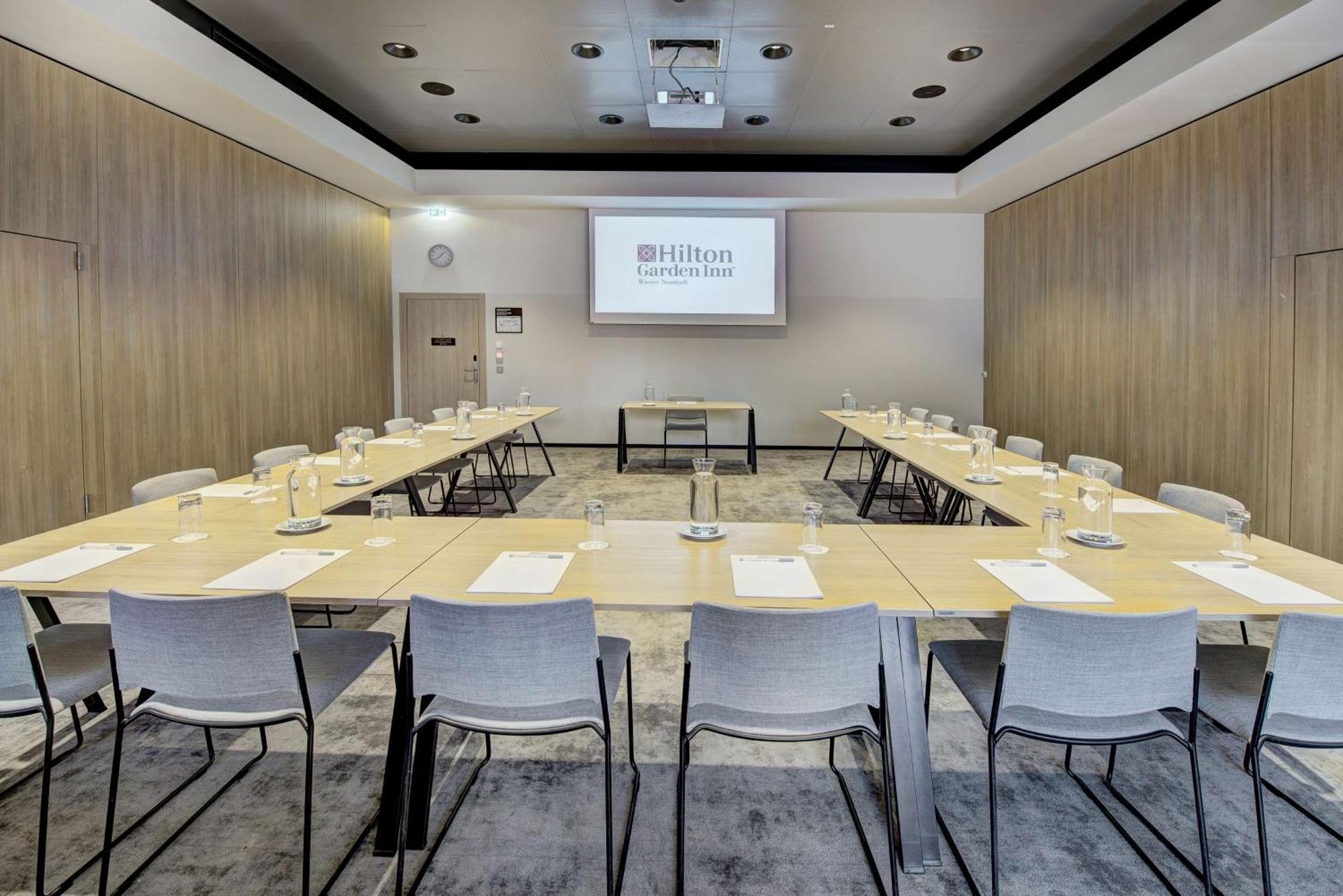 Hilton Garden Inn Винер Нойщат Екстериор снимка