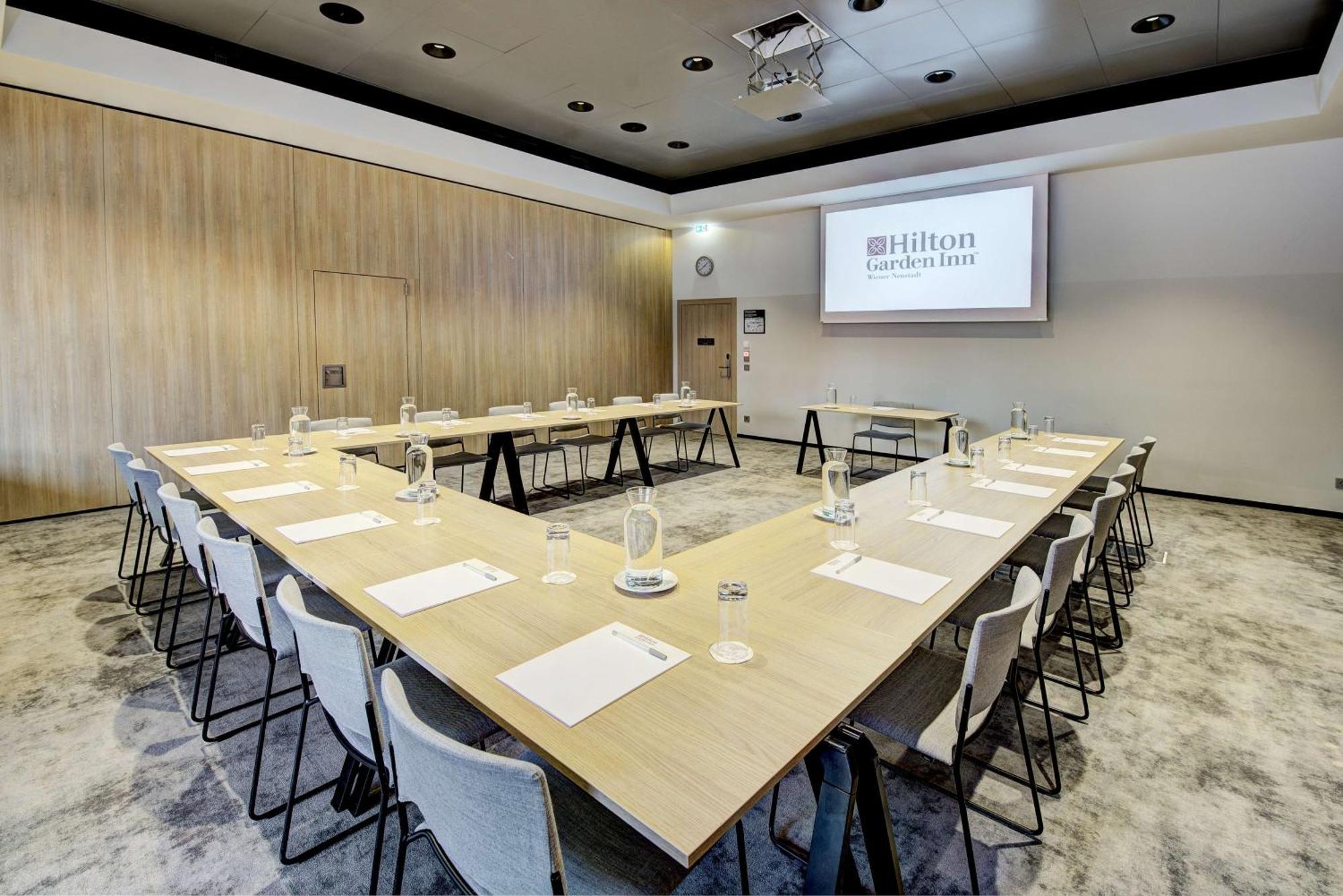 Hilton Garden Inn Винер Нойщат Екстериор снимка